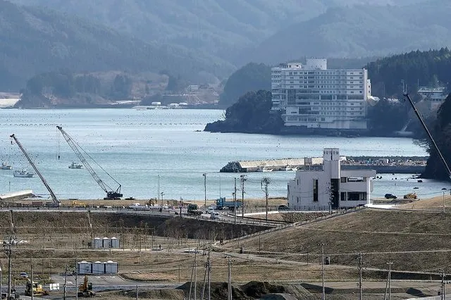 Σεισμός 7,5 Ρίχτερ ανοιχτά της Ιαπωνίας – Έσκασαν τα πρώτα κύματα από το τσουνάμι