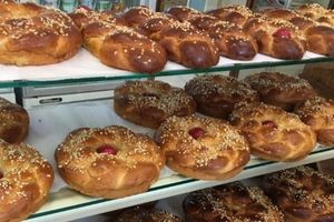 Στα περσινά επίπεδα οι τιμές στα τσουρέκια – Υποτονική η κίνηση στα αρτοποιεία