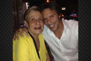 Η συγκινητική ανάρτηση του Στράτου Τζώρτζογλου με τη μητέρα του που έχει φύγει από τη ζωή