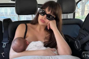 Ούρσουλα Κορμπερό: Η στιγμή που θηλάζει τον γιο της, δείτε τη φωτογραφία