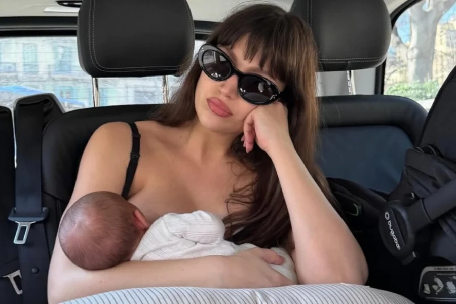 Ούρσουλα Κορμπερό: Η στιγμή που θηλάζει τον γιο της, δείτε τη φωτογραφία