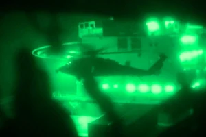 Η στιγμή του ρεσάλτου των Αμερικανών πεζοναυτών στο ιρανικό πλοίο που είχε ακινητοποιηθεί από πυρά όταν επιχείρησε να σπάσει τον αμερικανικό αποκλεισμό