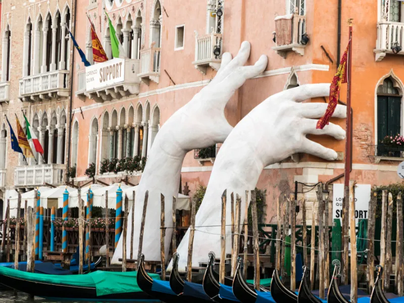 Μπιενάλε Βενετίας: Εκτός βραβείων καλλιτέχνες από χώρες με κατηγορίες για εγκλήματα πολέμου