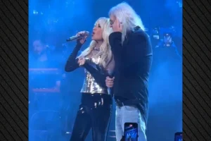 Αυλαία για την Άννα Βίσση στο νυχτερινό κέντρο που εμφανίζεται: Τραγούδησε με τον Καρβέλα και ανακοίνωσε τη συναυλία της στο ΟΑΚΑ