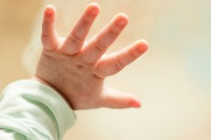 Μάχη για τη ζωή δίνει το 10 μηνών βρέφος από την Ηλεία: Κατάγματα, δαγκωματιές και καψίματα από τσιγάρο προκάλεσε ο πατριός – Προφυλακιστέοι μητέρα και σύντροφος για τη φρίκη