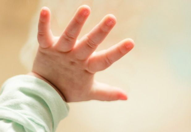 Μάχη για τη ζωή δίνει το 10 μηνών βρέφος από την Ηλεία: Κατάγματα, δαγκωματιές και καψίματα από τσιγάρο προκάλεσε ο πατριός – Προφυλακιστέοι μητέρα και σύντροφος για τη φρίκη