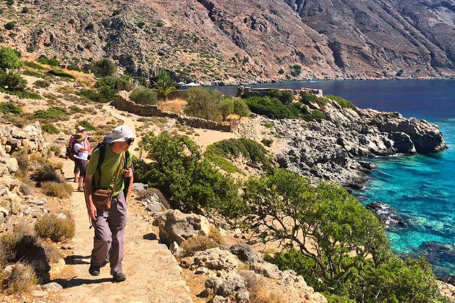 Όταν οι τουρίστες παίρνουν τα βουνά, ανακαλύπτουν μια Κρήτη αυθεντική, άγρια και γοητευτική