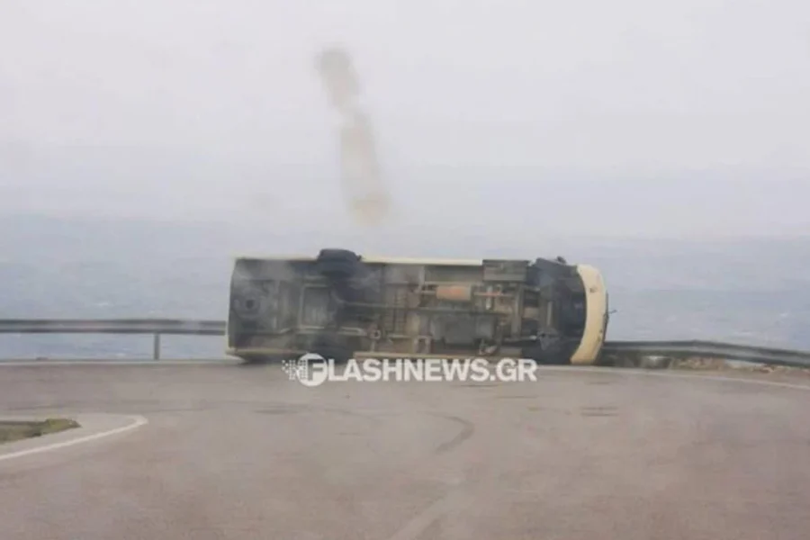 Χανιά: Ανετράπη λεωφορείο στον δρόμο για Ανώπολη – O σφοδρός άνεμος σήκωνε πέτρες στα Σφακιά