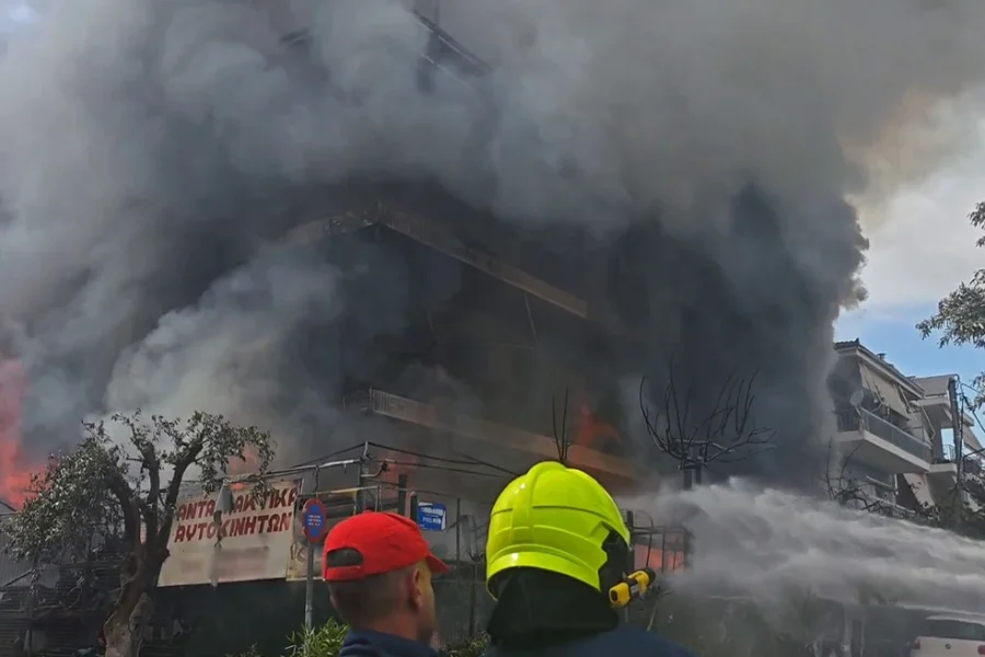 Επεκτάθηκε σε διαμερίσματα η μεγάλη φωτιά που ξέσπασε σε κατάστημα με ανταλλακτικά στο Ίλιον