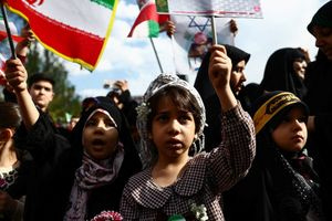 Η Τεχεράνη μετά τις απειλές Τραμπ χρησιμοποιεί παιδιά, γυναίκες, φοιτητές, καλλιτέχνες ως ανθρώπινες ασπίδες σε γέφυρες και εργοστάσια