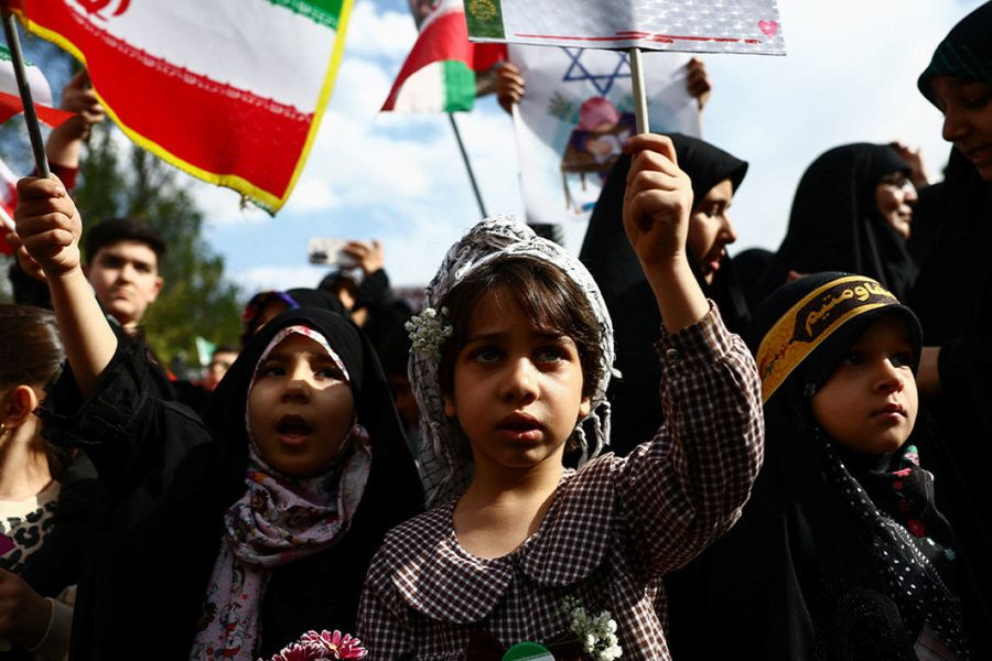 Η Τεχεράνη μετά τις απειλές Τραμπ χρησιμοποιεί παιδιά, γυναίκες, φοιτητές, καλλιτέχνες ως ανθρώπινες ασπίδες σε γέφυρες και εργοστάσια