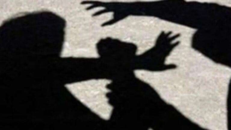 Στο νοσοκομείο με κρανιοεγκεφαλικές κακώσεις 17χρονη στην Κοζάνη – Προσπάθησε να σταματήσει καυγά