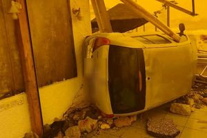 (ΦΩΤΟ – ΒΙΝΤΕΟ) Κακοκαιρία «Erminio»: Τα κύματα έριξαν αυτοκίνητο πάνω σε κατάστημα στην Παλαιόχωρα