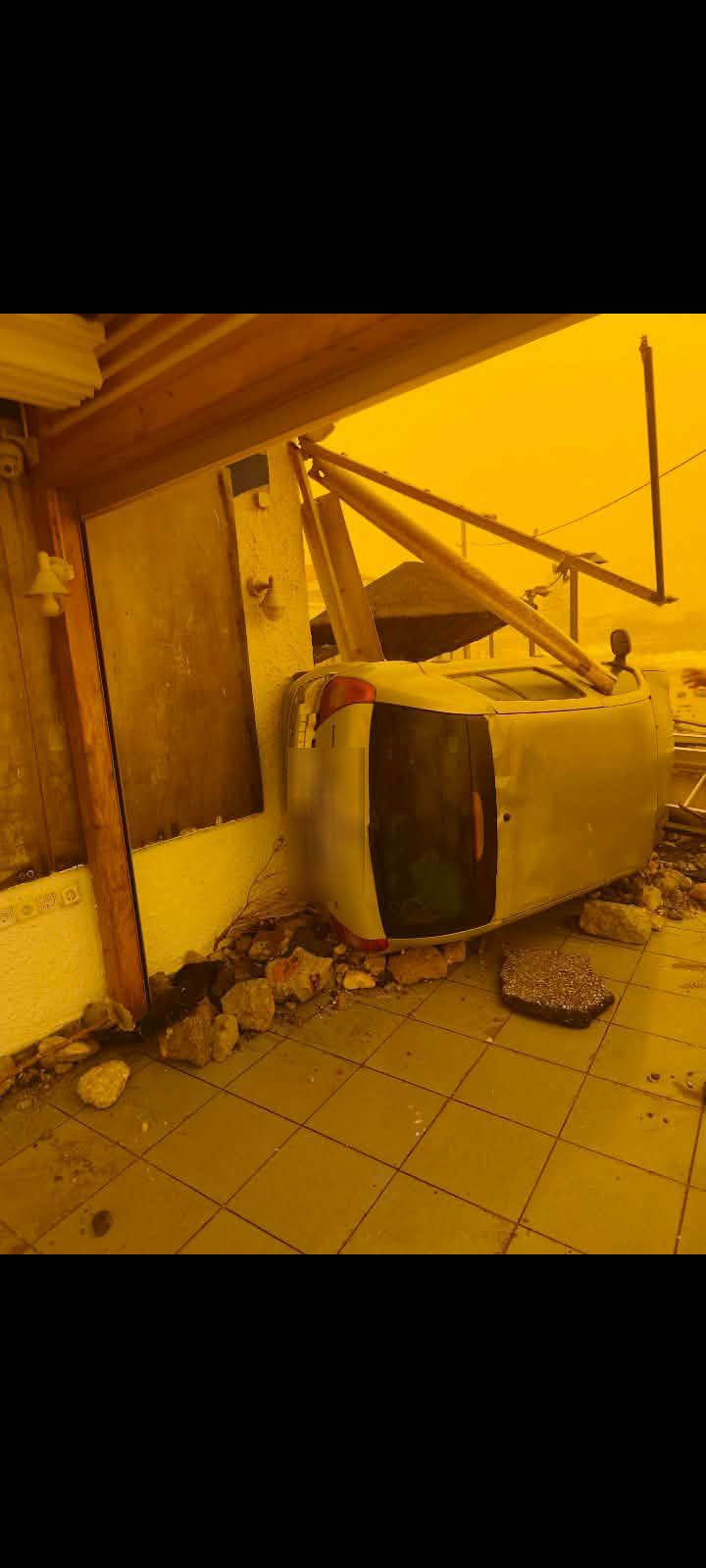 (ΦΩΤΟ – ΒΙΝΤΕΟ) Κακοκαιρία «Erminio»: Τα κύματα έριξαν αυτοκίνητο πάνω σε κατάστημα στην Παλαιόχωρα