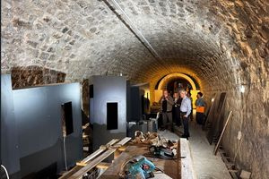 Αυτοψία στο έργο δημιουργίας Μόνιμης Έκθεσης Ενθυμημάτων Εθνικής Αντίστασης στη Στοά Μακάσι από τον Αλέξη Καλοκαιρινό