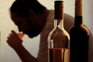 Σύλληψη παππού, πατριού και ιδιοκτήτριας καταστήματος επειδή επέτρεψαν την κατανάλωση αλκοόλ σε 14χρονο
