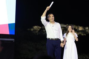 Τσίπρας: Ποιο ήταν το κορίτσι με τα λευκά στο Θησείο – Η ομοιότητα με την “Αννούλα” του Ανδρέα Παπανδρέου