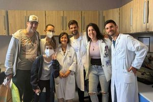 «Ήμασταν 8 μήνες σε ένα δωμάτιο νοσοκομείου, ήταν μία κόλαση» – Η περιπέτεια της 12χρονης Κατερίνας που γύρισε νικήτρια μετά από μεταμόσχευση στην Ιταλία