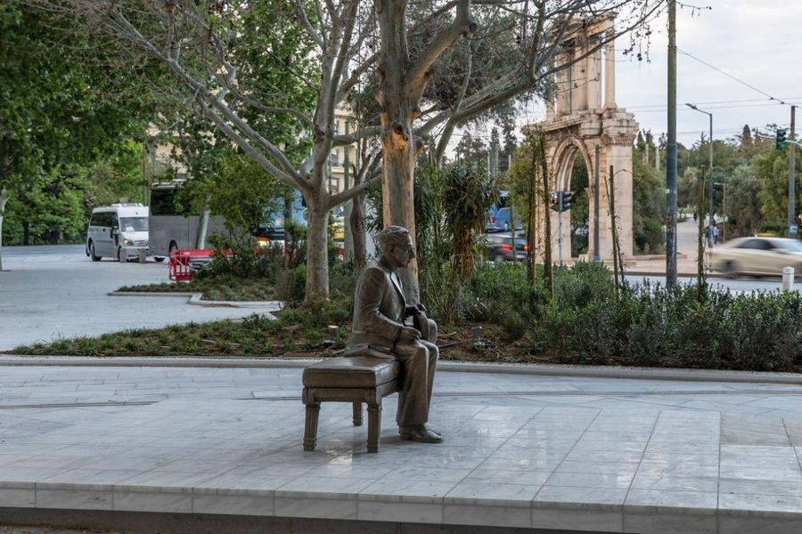 Βανδάλισαν το άγαλμα του Καβάφη στη Διονυσίου Αρεοπαγίτου ένα μήνα μετά την τοποθέτησή του