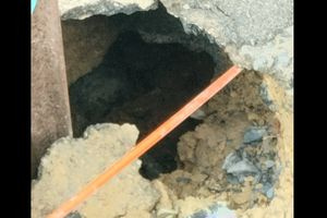 Ούτε μετεωρίτης να είχε πέσει στις Μεσαμπελιές – “Τρύπα” στον δρόμο τεραστίων – διαστάσεων (pics)
