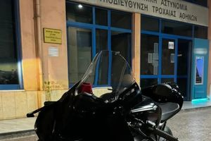 Μετέτρεψε την επικίνδυνη οδήγηση σε «θέαμα»: Τα 240 χλμ/ώρα στο TikTok που τον οδήγησαν στο τμήμα