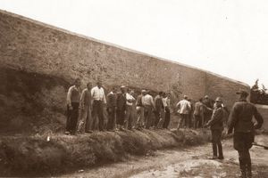 Οι 200 ήρωες της Καισαριανής, αναδιφώντας στην εποχή τους