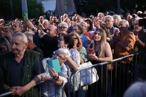 Αναστάτωση στην ομιλία Τσίπρα: Πολίτης ζαλίστηκε και ζητήθηκε η βοήθεια γιατρού