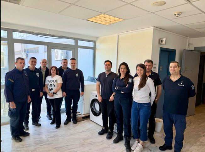 Κίνηση ανθρωπιάς από την Ένωση Αστυνομικών Υπαλλήλων Ν. Ηρακλείου: «Καθαρή» στήριξη… η χρήσιμη δωρεά πλυντηρίου για την υγιεινή στα κρατητήρια