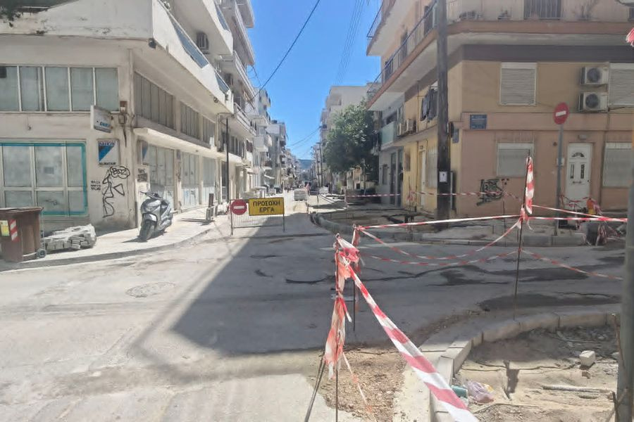 Σαν Ιράκ εμπόλεμο: «Βομβαρδισμένο» τοπίο πόλη της Κρήτης από εργοτάξια που κρύβουν παγίδες για πεζούς!