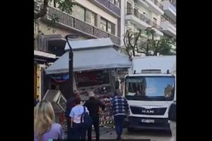 Θεσσαλονίκη: Φορτηγό έπεσε πάνω σε περίπτερο στον πεζόδρομο της Αγ. Σοφίας