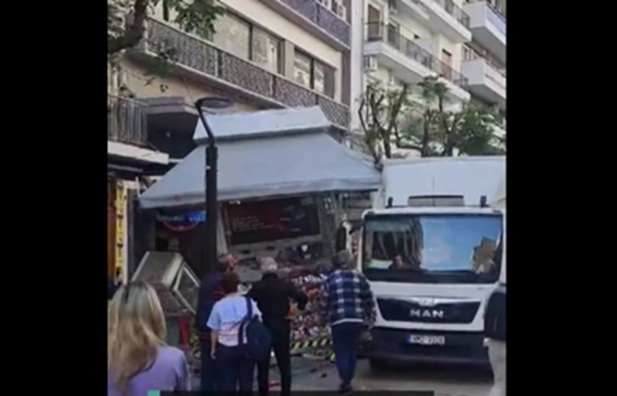 Θεσσαλονίκη: Φορτηγό έπεσε πάνω σε περίπτερο στον πεζόδρομο της Αγ. Σοφίας
