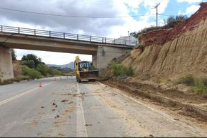 Συνεχίζονται οι εργασίες καθαρισμού και οδικής ασφάλειας στο οδικό δίκτυο από Μακρύ Γιαλό έως Λιθίνες