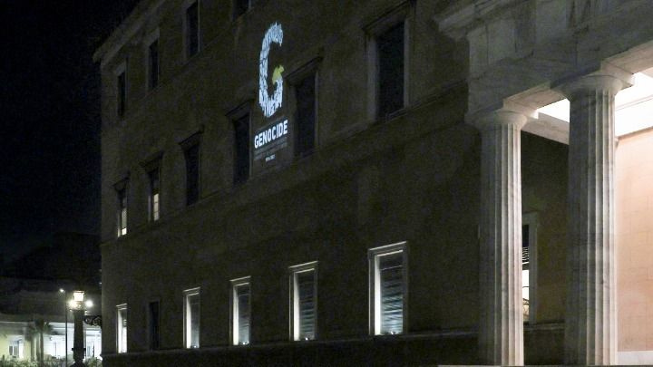 Φωταγώγηση του Κτιρίου της Βουλής για τη Γενοκτονία των Ελλήνων του Πόντου