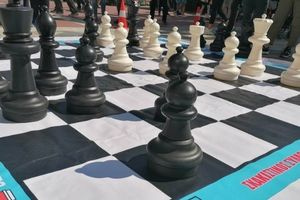 Σε μία τεράστια σκακιέρα «μεταμορφώνεται» η πλατεία Αριστοτέλους στη μνήμη της Γενοκτονίας των Ποντίων