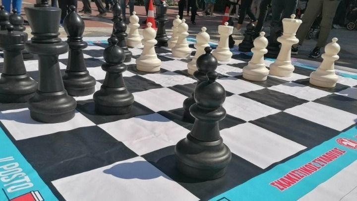Σε μία τεράστια σκακιέρα «μεταμορφώνεται» η πλατεία Αριστοτέλους στη μνήμη της Γενοκτονίας των Ποντίων