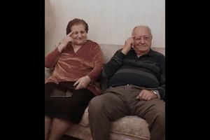 «Μην την πατήσεις σαν… πρωτάρης»: Η κ. Χρυσούλα και ο κ. Γιώργος «ξεσκεπάζουν» τους απατεώνες στο νέο σποτ της ΕΛ.ΑΣ.