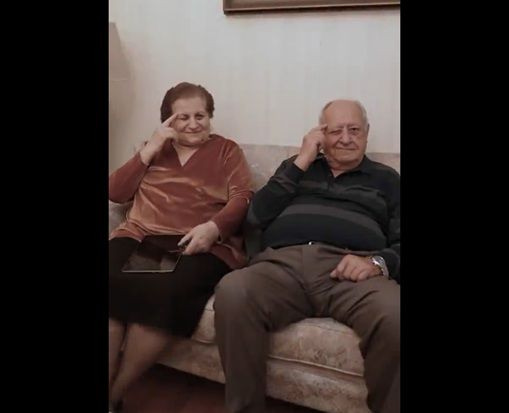 «Μην την πατήσεις σαν… πρωτάρης»: Η κ. Χρυσούλα και ο κ. Γιώργος «ξεσκεπάζουν» τους απατεώνες στο νέο σποτ της ΕΛ.ΑΣ.