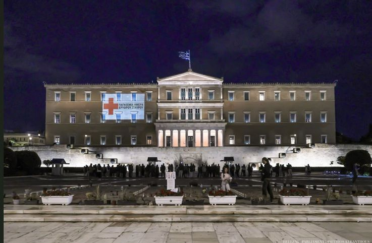 Η Βουλή των Ελλήνων φωταγωγήθηκε για την Παγκόσμια Ημέρα Ερυθρού Σταυρού και Ερυθράς Ημισελήνου