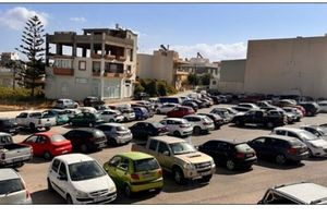 Εργασίες διαγράμμισης στο πάρκινγκ δίπλα από το Δημαρχείο Μαλεβιζίου