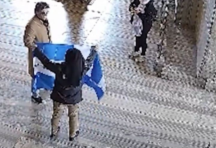 Ο ΥΠΕΞ για την προφυλάκιση των Ελλήνων που φωτογραφήθηκαν με την ελληνική σημαία στην Αγία Σοφία: Ευελπιστούμε ότι άμεσα θα επιλυθεί το ζήτημα
