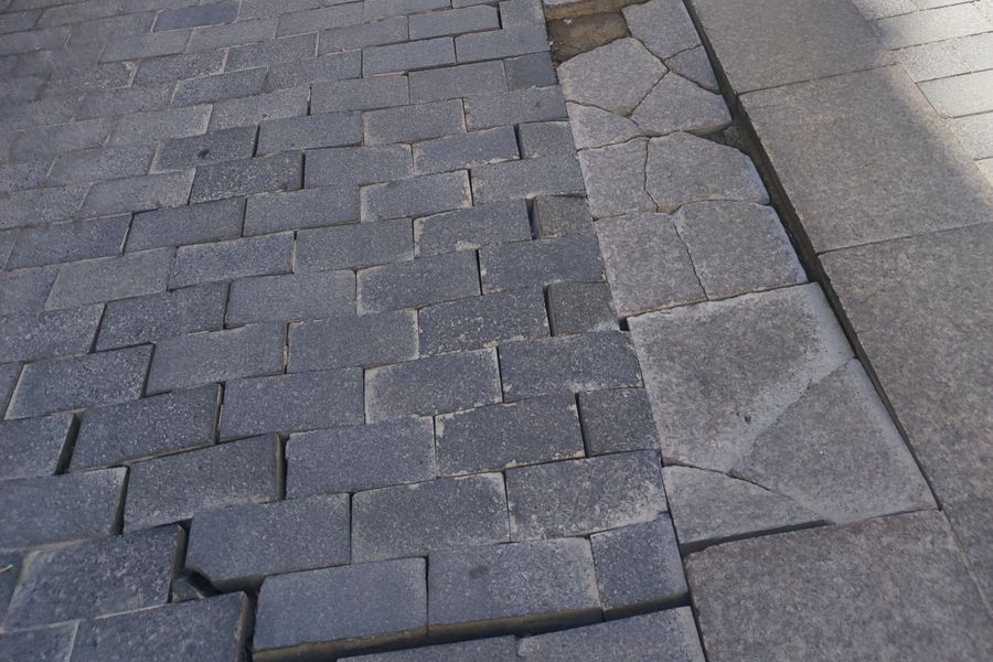 (ΦΩΤΟ) Τρύπες στους δρόμους του Ηρακλείου, φανάρια που πέφτουν, πεζοδρόμια διαλυμένα