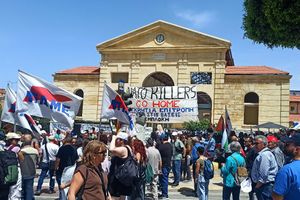 Με μεγάλη συμμετοχή η παγκρήτια κινητοποίηση για τη Βάση της Σούδας (φωτογραφίες)