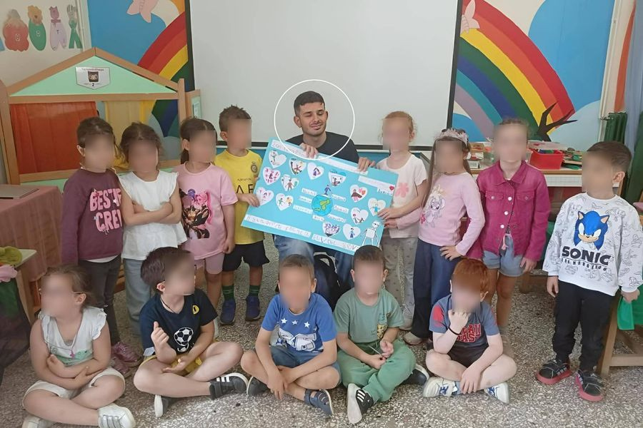 Ο Κωνσταντίνος που «βλέπει» με την καρδιά μίλησε για την καθημερινότητα του στα μικρά παιδιά