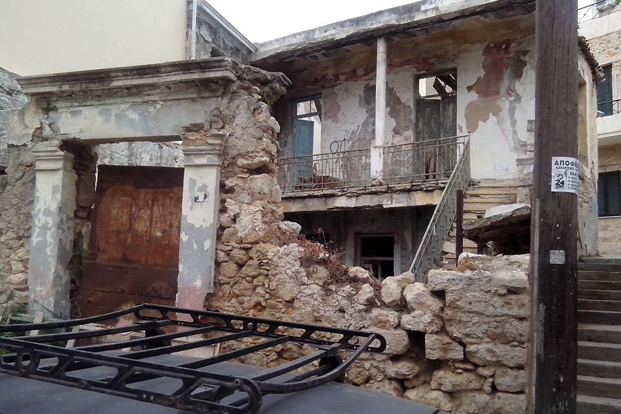 «Υγειονομικές βόμβες» τα ετοιμόρροπα κτίσματα στο Ηράκλειο