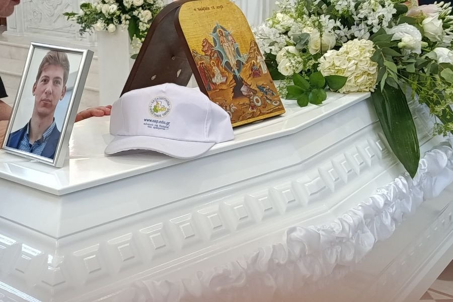 Σε κλίμα βαθιάς οδύνης το τελευταίο αντίο στον 33χρονο γιατρό Αλέξη Τσικόπουλο