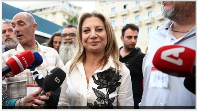 Η Μαρία Καρυστιανού κατέθεσε στην Εισαγγελία του Αρείου Πάγου την ιδρυτική διακήρυξη του κόμματος «Ελπίδα για τη Δημοκρατία»