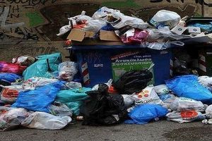 Θεσσαλονίκη: Από φέρετρο και βάρκα μέχρι αντιδραστήρια αιματολογικών τεστ πετιούνται δίπλα στους κάδους