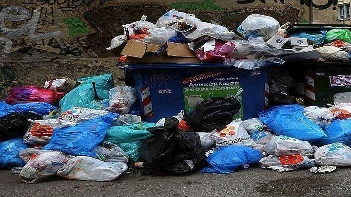 Θεσσαλονίκη: Από φέρετρο και βάρκα μέχρι αντιδραστήρια αιματολογικών τεστ πετιούνται δίπλα στους κάδους