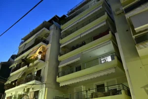Πειραιάς: «Ημουν στο μπάνιο», κατέθεσε ο σύντροφος της 24χρονης που έπεσε από τον 7ο όροφο πολυκατοικίας