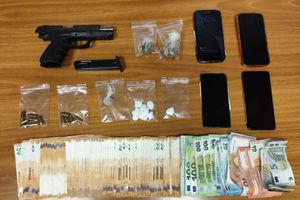 Στα χέρια της Δίωξης “ντουέτο” διακινητών – Τους πρόδωσε το profiling – Ναρκωτικά, σφαίρες και πάνω από 12.000 ευρώ